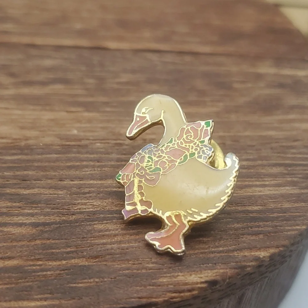 Mother goose nursery vintage pin B514